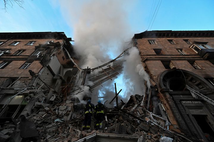 El personal de emergencias trabajando en las ruinas de un bloque de viviendas afectado por el ataque ruso.