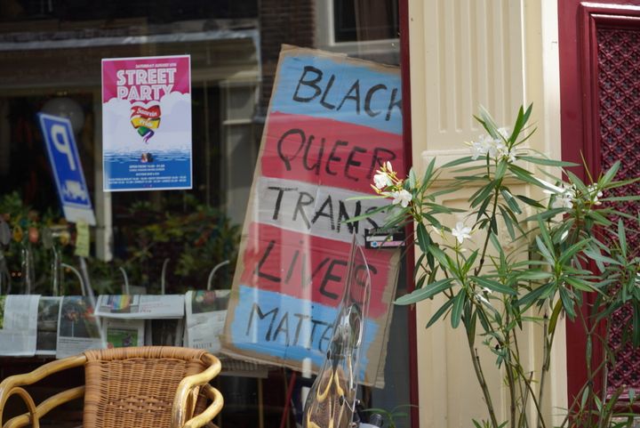 「黒人のクィアでトランスジェンダーの命は重要だ」という看板を掲げる、クィア女性のためのカフェバー「SAAREIN」