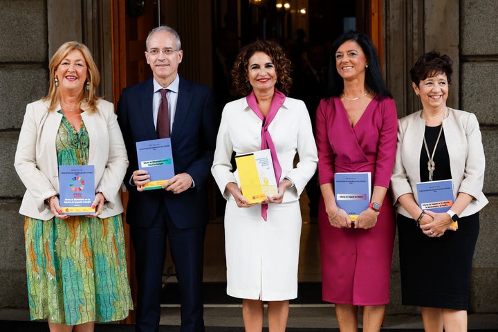 La ministra de Hacienda, María Jesús Montero, junto al secretario de Estado de Hacienda, Jesús Gascón Catalán; la secretaria de Estado de Presupuestos y Gastos, María José Gualda Romero; la secretaria de Estado de Función Pública: Lidia Sánchez Milán, y la subsecretaria de Hacienda y Función Pública, María del Pilar Paneque, a su llegada al Congreso donde este jueves presenta los Presupuestos de 2023.