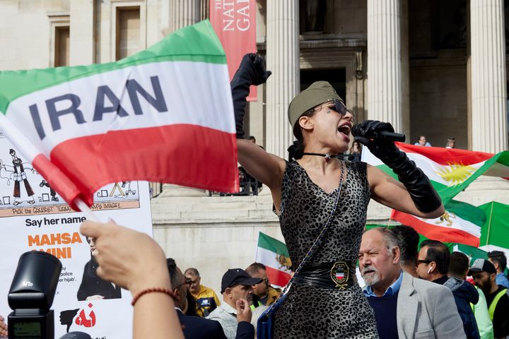 Διαδηλώσεις για το θάνατο της Αμινί σε όλο τον κόσμο εκτός από το Ιράν. Στιγμιότυπο από το Λονδίνο