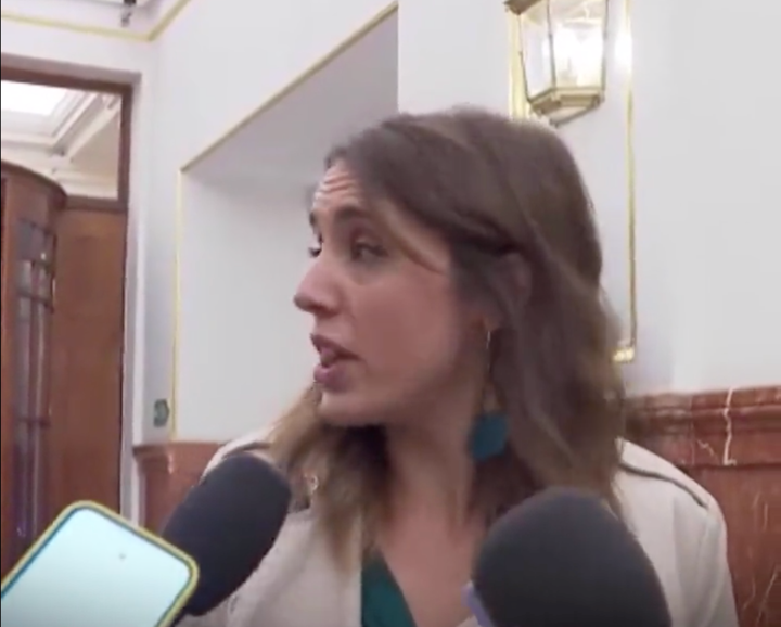 Irene Montero responde a los medios en los pasillos del Congreso.