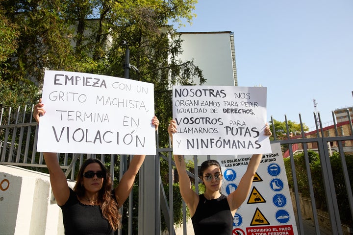 Dos estudiantes protestan frente a la entrada del Colegio Mayor Santa Mónica, al que se dirigían los gritos machistas