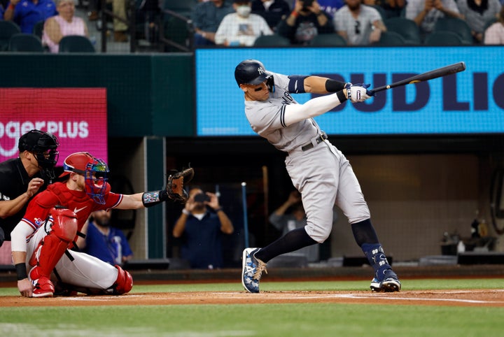 Aaron Judge connects on his 62nd home run.