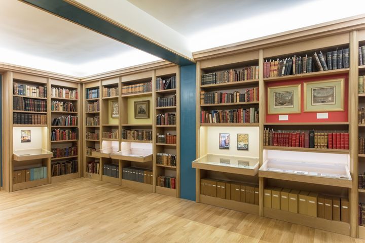 Ο χώρος της Βιβλιοθήκης της ΕΣΗΕΑ «Δημήτρης Ι. Πουρνάρας» που φιλοξενεί την έκθεση «Περί Βιβλιοθηκών - aboutlibraries.gr»