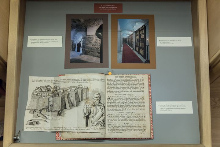 Προθήκη του χώρου της Βιβλιοθήκης της ΕΣΗΕΑ «Δημήτρης Ι. Πουρνάρας» που φιλοξενεί την έκθεση