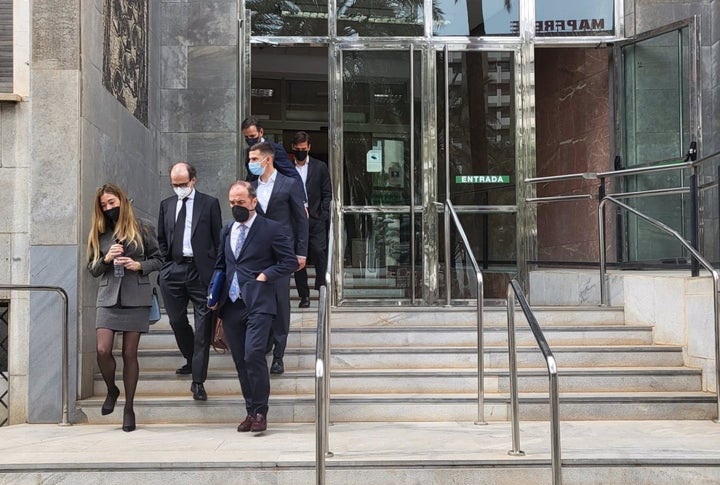 El futbolista Santi Mina junto a su equipo legal a la salida de la Audiencia de Almería en una imagen de archivo