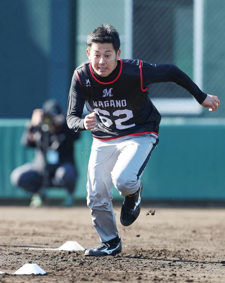 ロッテの新人合同自主トレーニングで汗を流す、永野将司投手（2018年01月12日）
