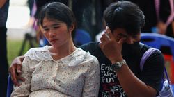 Ταϊλάνδη: Ανείπωτος θρήνος καθώς γονείς συνοδεύουν τα μικρά φέρετρα με τα νεκρά παιδιά