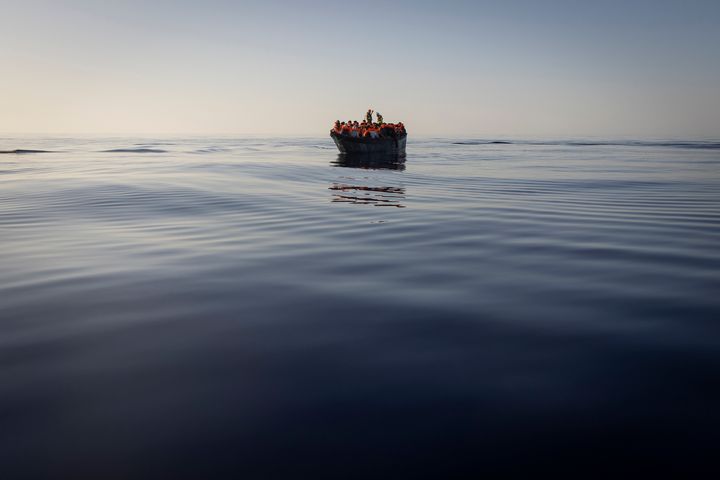 Μετανάστες με σωσίβια που παρέχονται από εθελοντές του Ocean Viking, ενός πλοίου έρευνας και διάσωσης μεταναστών που διευθύνουν οι ΜΚΟ SOS Mediterranee και η Διεθνής Ομοσπονδία του Ερυθρού Σταυρού (IFCR), εξακολουθούν να πλέουν σε ξύλινη βάρκα καθώς διασώζονται, Αύγ. 27,2022, στη Μεσόγειο θάλασσα. Τα αλλεπάλληλα ναυάγια πλοίων μεταναστών στα ανοιχτά της Ελλάδας που άφησαν νεκρούς τουλάχιστον 22 ανθρώπους αυτή την εβδομάδα έστρεψαν για άλλη μια φορά τα φώτα της δημοσιότητας στους κινδύνους της μεσογειακής μεταναστευτικής διαδρομής προς την Ευρώπη. (AP Photo/Jeremias Gonzalez, file)