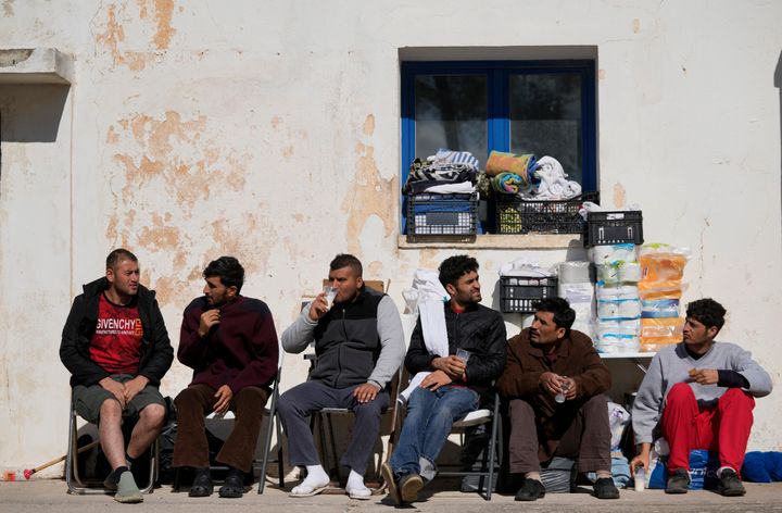 Μετανάστες από το Αφγανιστάν ξεκουράζονται σε ένα παλιό σχολείο που χρησιμοποιείται ως προσωρινό καταφύγιο στο νησί των Κυθήρων, Παρασκευή, 7 Οκτωβρίου 2022. (AP Photo/Thanassis Stavrakis)