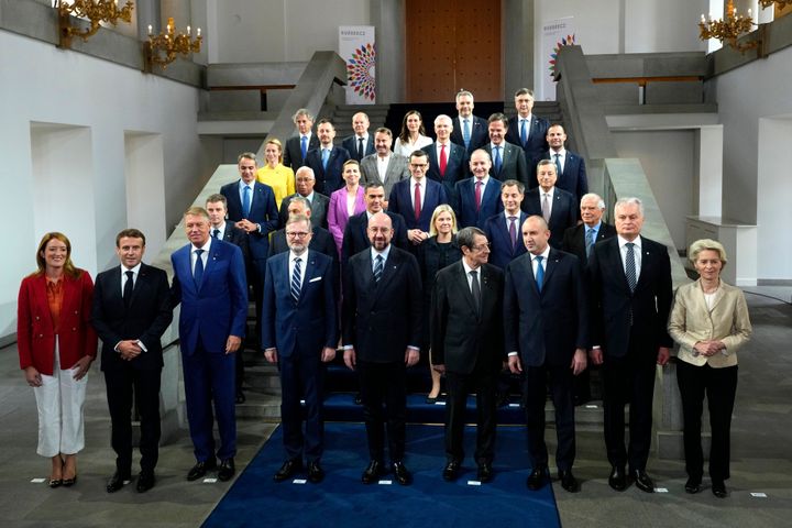 Οι ηγέτες της Ευρωπαϊκής Ένωσης ποζάρουν για μια ομαδική φωτογραφία κατά τη διάρκεια μιας Συνόδου Κορυφής της ΕΕ στο Κάστρο της Πράγας στην Πράγα, Δημοκρατία της Τσεχίας, Παρασκευή, 7 Οκτωβρίου 2022.