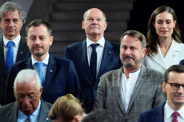 Ο καγκελάριος της Γερμανίας Όλαφ Σολτς, στο κέντρο, ποζάρει με άλλους ηγέτες της ΕΕ πριν από μια ομαδική φωτογραφία κατά τη διάρκεια μιας Συνόδου Κορυφής της ΕΕ στο Κάστρο της Πράγας στην Πράγα, Δημοκρατία της Τσεχίας, Παρασκευή, 7 Οκτωβρίου 2022. Οι ηγέτες από τα αριστερά προς τα δεξιά, ο πρωθυπουργός της Σλοβενίας Robert Golob, ο πρωθυπουργός της Σλοβακίας Eduard Heger, ο πρωθυπουργός της Πορτογαλίας Antonio Costa, ο πρωθυπουργός του Λουξεμβούργου Xavier Bettel, η πρωθυπουργός της Φινλανδίας Sanna Marin και ο πρωθυπουργός της Πολωνίας Mateusz Morawiecki.