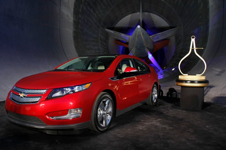 Le véhicule électrique Chevrolet Volt se trouve devant le moteur à turbine géant de la soufflerie de GM après avoir été nommé voiture de l'année par Motor Trends au General Motors Aerodynamics Lab le 16 novembre 2010, à Warren, Michigan.