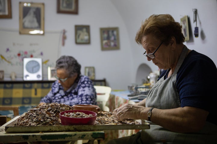 Η γυναίκα της Χίου είναι η ψυχή της μαστίχας. Η πρώτη διαλογή της μαστίχας γίνεται κυρίως από τις γυναίκες του τόπου, καθώς η εργασία αυτή απαιτεί πολύ υπομονή.