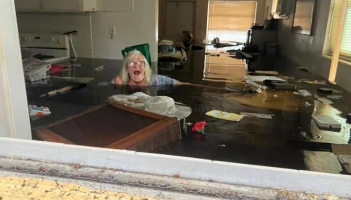 Sur cette photo fournie par Johnny Lauder, la mère de Lauder, Karen Lauder, 86 ans, est submergée presque jusqu'aux épaules dans l'eau qui a inondé sa maison, à Naples, en Floride, le mercredi 28 septembre 2022, à la suite de l'ouragan Ian.