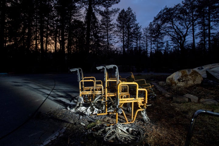 Des fauteuils roulants brûlés reposent à l'extérieur de Cypress Meadows Post-Acute, une maison de retraite rasée par le feu de camp à Paradise, en Californie, le 4 décembre 2018. 