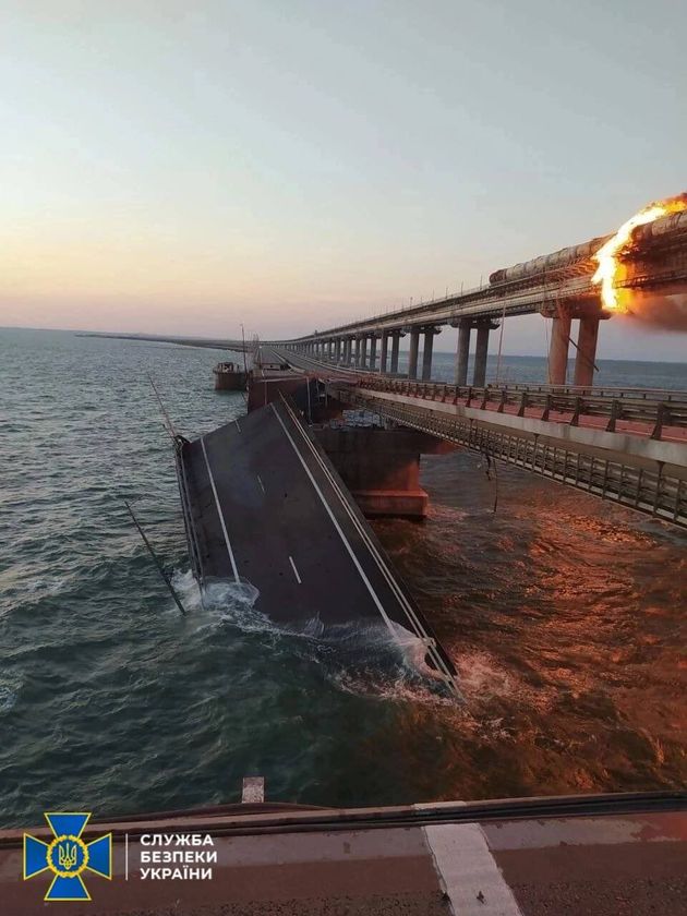 2022年10月8日、爆発で破壊されたクリミア大橋（写真提供：ウクライナ保安庁）