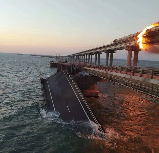 2022年10月8日、爆発で破壊されたクリミア大橋（写真提供：ウクライナ保安庁）