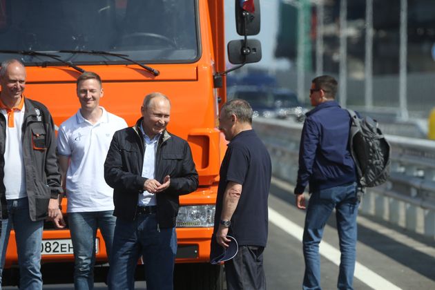 2018年5月15日、クリミア大橋の開通式典でトラックの前に立つプーチン大統領