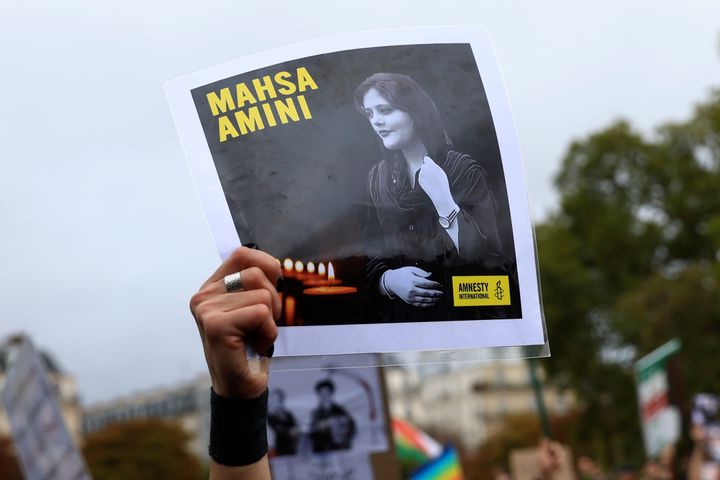 Διαδηλωτής κρατά ένα πορτρέτο της Mahsa Amini σε διαδήλωση για το θάνατο της νεαρής Ιρανής υπό κράτηση, Κυριακή 2 Οκτωβρίου 2022 στο Παρίσι.