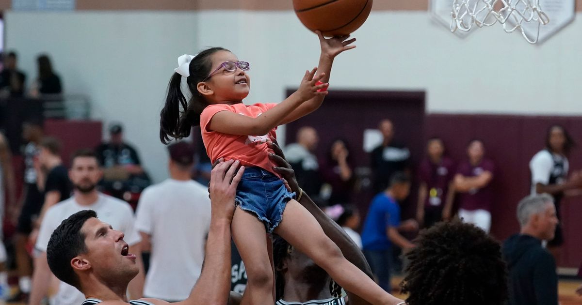 San Antonio Spurs hold open training with kids at Uvalde School