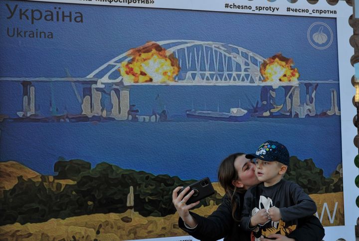 Δεν πρόλαβε να γίνει γνωστή η είδηση για την έκρηξη και στο Κίεβο είχαν στηθεί γιγαντοαφίσες με μια γέφυρα που έχει πάρει φωτιά (8 Οκτωβρίου 2022). 