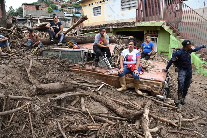At least 25 dead from a landslide in central Venezuela