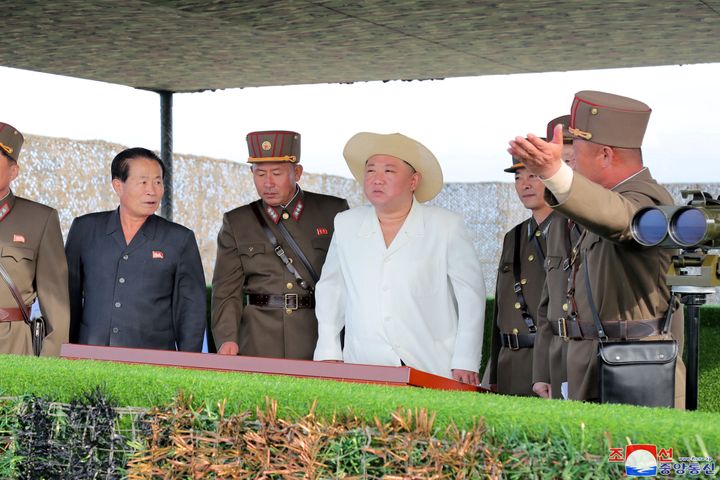 Ο ηγέτης της Βόρειας Κορέας Κιμ Γιονγκ Ουν επιβλέπει τις στρατιωτικές ασκήσεις σε άγνωστη τοποθεσία στη Βόρεια Κορέα, σε αυτή τη φωτογραφία χωρίς ημερομηνία που κυκλοφόρησε στις 10 Οκτωβρίου 2022 από το Κεντρικό Κορεατικό Πρακτορείο Ειδήσεων (KCNA). KCNA via REUTERS ATTENTION EDITORS - THIS IMAGE WAS PROVIDED BY A THIRD PARTY. REUTERS IS UNABLE TO INDEPENDENTLY VERIFY THIS IMAGE. NO THIRD PARTY SALES. SOUTH KOREA OUT. NO COMMERCIAL OR EDITORIAL SALES IN SOUTH KOREA.