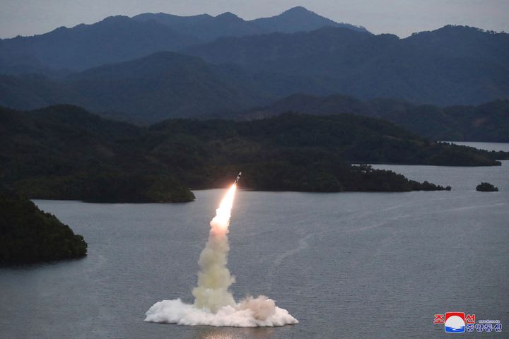 Αυτή η φωτογραφία που παρέχεται στις 10 Οκτωβρίου 2022 από την κυβέρνηση της Βόρειας Κορέας φέρεται να δείχνει μια δοκιμή πυραύλου σε άγνωστη τοποθεσία, όπως τραβήχτηκε κάποια στιγμή μεταξύ 25 Σεπτεμβρίου και 9 Οκτωβρίου. Δεν δόθηκε πρόσβαση σε ανεξάρτητους δημοσιογράφους για να καλύψουν το εκδήλωση που απεικονίζεται σε αυτήν την εικόνα που διανέμεται από την κυβέρνηση της Βόρειας Κορέας. Το περιεχόμενο αυτής της εικόνας είναι όπως παρέχεται και δεν μπορεί να επαληθευτεί ανεξάρτητα. Το υδατογράφημα στην κορεατική γλώσσα στην εικόνα, εμφανίζεται όπως παρέχεται από την πηγή, λέει: "KCNA" που είναι η συντομογραφία του Κορεατικού Κεντρικού Πρακτορείου Ειδήσεων. (Korean Central News Agency/Korea News Service via AP)