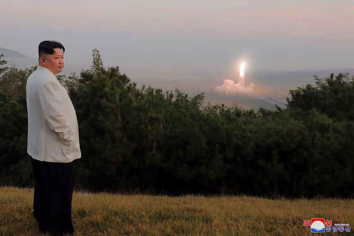 Αυτή η φωτογραφία που παρέχεται από την κυβέρνηση της Βόρειας Κορέας υποτίθεται ότι δείχνει τις στρατιωτικές ασκήσεις της Βόρειας Κορέας σε άγνωστη τοποθεσία, στις 10 Οκτωβρίου 2022. Δεν δόθηκε πρόσβαση σε ανεξάρτητους δημοσιογράφους για να καλύψουν το γεγονός που απεικονίζεται σε αυτήν την εικόνα που διανέμεται από τη Βόρεια Κορέα κυβέρνηση. Το περιεχόμενο αυτής της εικόνας είναι όπως παρέχεται και δεν μπορεί να επαληθευτεί ανεξάρτητα. Το υδατογράφημα της κορεατικής γλώσσας στην εικόνα, όπως παρέχεται από την πηγή, λέει: "KCNA" που είναι η συντομογραφία του Κορεατικού Κεντρικού Πρακτορείου Ειδήσεων. (Agencia Central de Noticias de Corea/ Servicio de noticias de Corea vía AP)