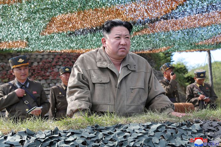 Cette photo fournie par le gouvernement nord-coréen montre le dirigeant nord-coréen Kim Jong Un inspectant samedi des exercices militaires dans un lieu tenu secret en Corée du Nord.  Les journalistes indépendants n'ont pas été autorisés à couvrir l'événement représenté sur cette image distribuée par le gouvernement nord-coréen.  Le contenu de cette image est tel que fourni et ne peut pas être vérifié de manière indépendante.  Filigrane en coréen sur l'image tel que fourni par la source : "KCNA" qui est l'abréviation de Korean Central News Agency.