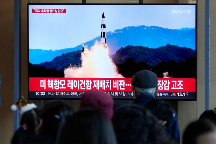 Un écran de télévision montre une image du lancement d'un missile nord-coréen lors d'un programme d'information à la gare de Séoul en Corée du Sud lundi.  La Corée du Nord a déclaré lundi que son récent barrage de lancements de missiles était des tests de ses armes nucléaires tactiques pour « frapper et anéantir » des cibles potentielles sud-coréennes et américaines, ont rapporté lundi les médias officiels.