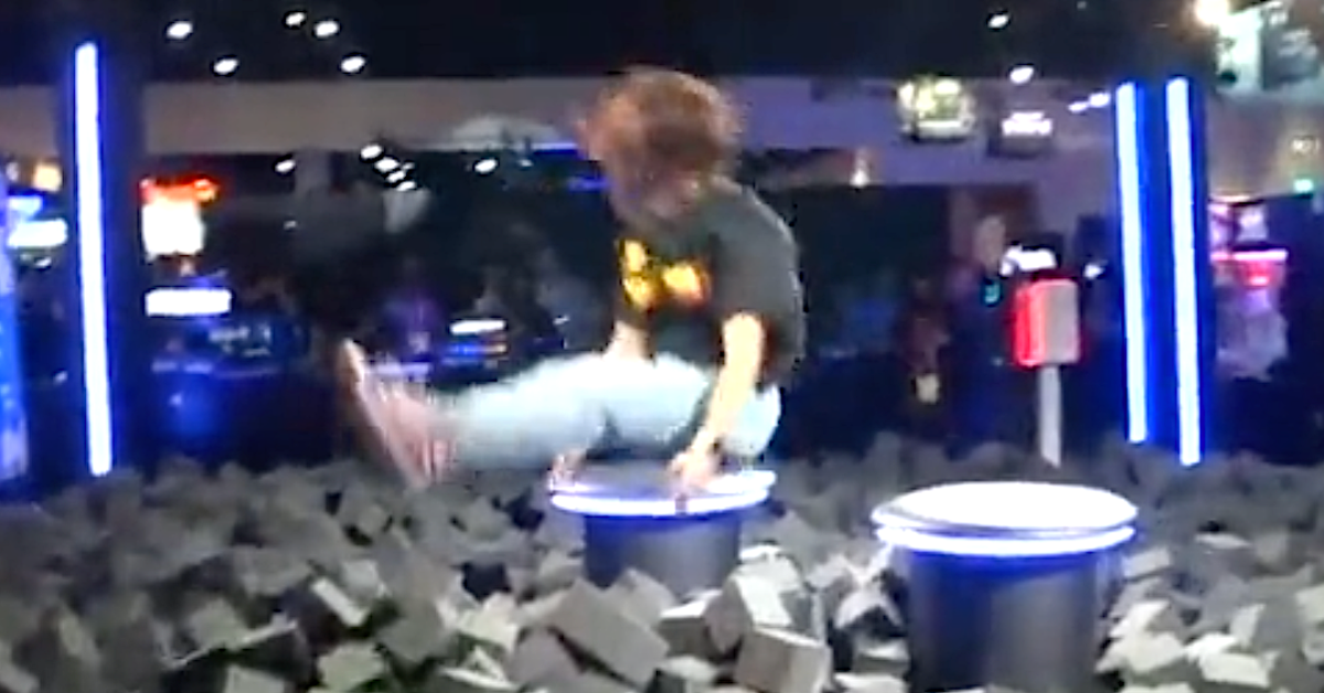 Streamers Fall Gif Twitch Streamers Suffer Frightening Injuries During Falls At TwitchCon ...
