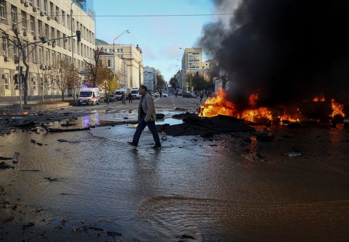 Αυτοκίνητα καίγονται μετά από ρωσικό πυραυλικό χτύπημα, καθώς η εισβολή της Ρωσίας στην Ουκρανία συνεχίζεται, στο κέντρο του Κιέβου της Ουκρανίας, 10 Οκτωβρίου 2022. REUTERS/Gleb Garanich