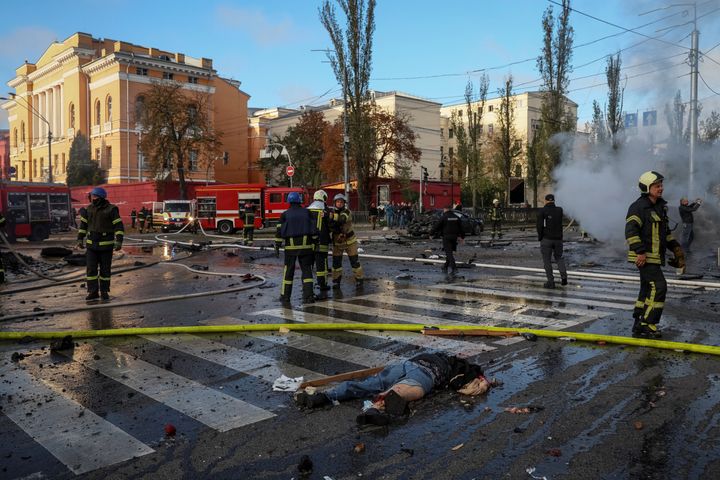 Το σώμα ενός νεκρού κείτεται στον δρόμο μετά από ρωσική πυραυλική επίθεση, καθώς η εισβολή της Ρωσίας στην Ουκρανία συνεχίζεται, στο κέντρο του Κιέβου, Ουκρανία, 10 Οκτωβρίου 2022. REUTERS/Gleb Garanich