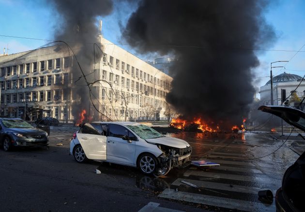 ウクライナの首都キーウ中心部で、ロシア軍の攻撃を受けて燃える車（2022年10月10日）