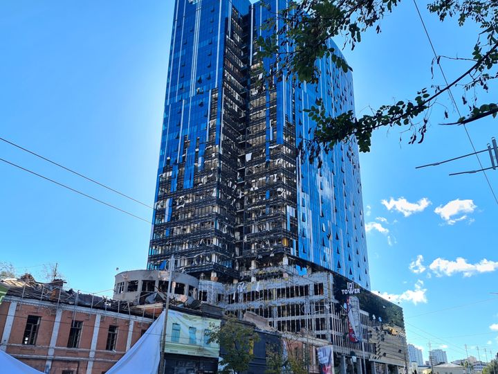 ロシアのミサイル攻撃で損傷したウクライナの首都キーウの高層ビル「101タワー」。サムソン電子のウクライナ支社が入居している(Photo by Julia Frances/Anadolu Agency via Getty Images)