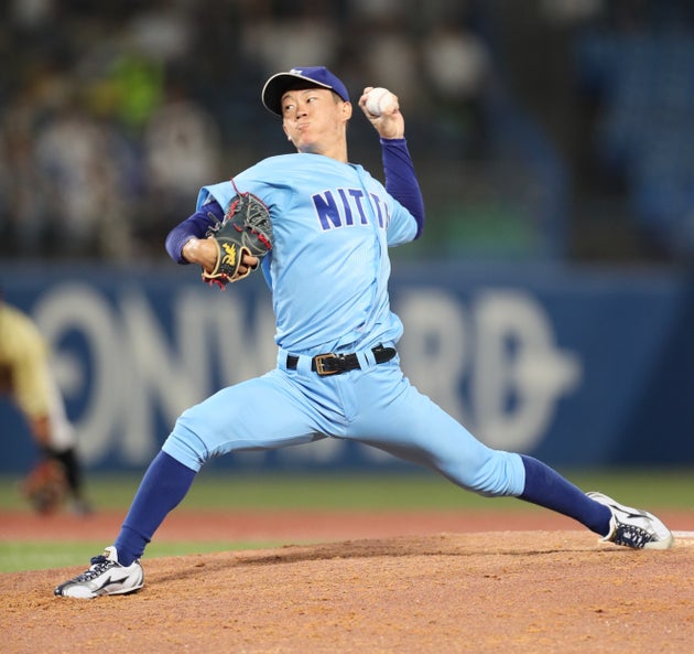 力投する大学・社会人選抜の矢澤宏太（日体大）＝8月1日、神宮球場