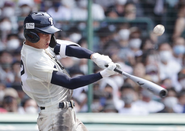 ３回裏大阪桐蔭２死一、二塁、適時打を放つ松尾汐恩＝8月10日、甲子園