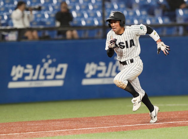 準々決勝・亜細亜大－名城大。8回、本塁に向かって走る亜大の田中幹也＝6月9日、神宮球場