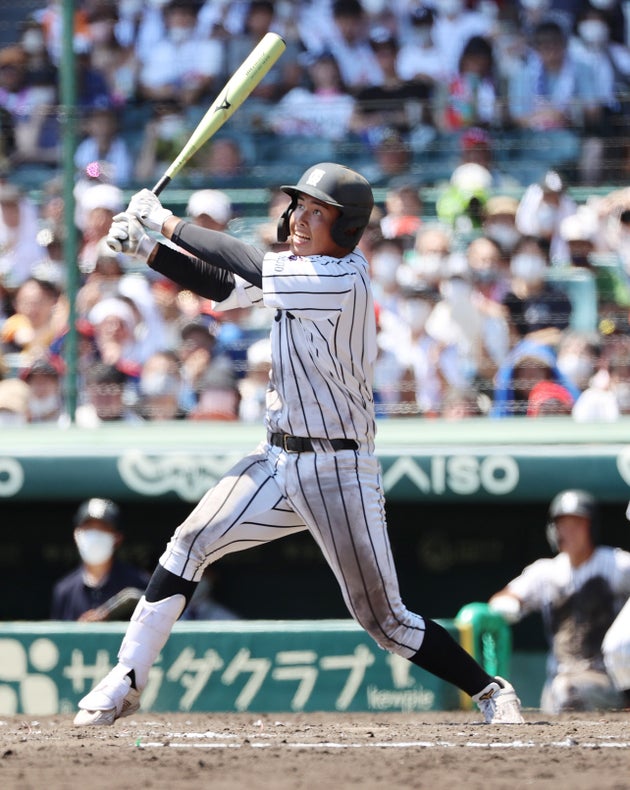 8回裏九州学院2死、二塁打を放つ村上慶太＝8月13日、甲子園