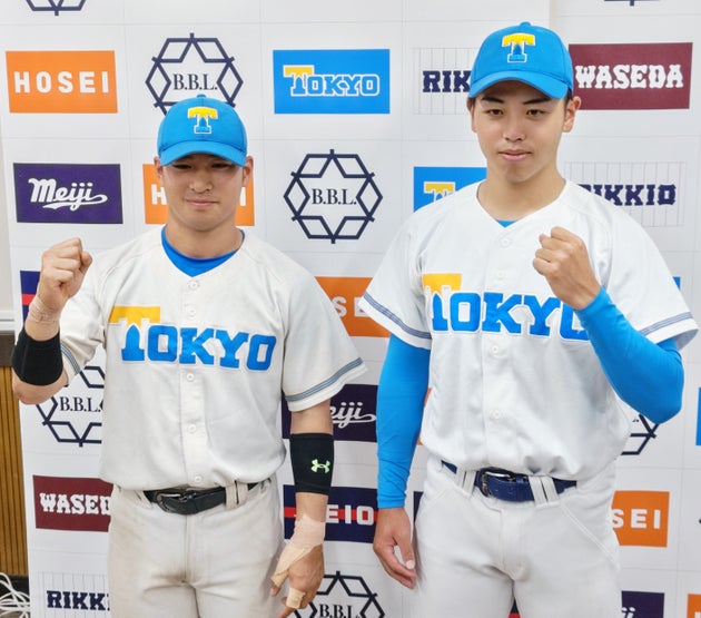 秋季リーグ戦1回戦・明治大学－東京大学。ポーズを取る東大の井沢駿介（右）と阿久津怜生（左）＝9月10日、神宮球場