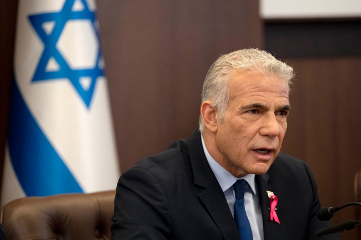 ΑΡΧΕΙΟ - Ο Ισραηλινός πρωθυπουργός Yair Lapid κάνει μια εναρκτήρια δήλωση καθώς προεδρεύει της εβδομαδιαίας συνεδρίασης του υπουργικού συμβουλίου στην Ιερουσαλήμ, 2 Οκτωβρίου 2022. Ο πρωθυπουργός του Ισραήλ δήλωσε την Τρίτη, 11 Οκτωβρίου, ότι η χώρα έχει καταλήξει σε μια «ιστορική συμφωνία» με τον γειτονικό Λίβανο σχετικά με τα κοινά θαλάσσια σύνορά τους μετά από μήνες διαπραγματεύσεων με μεσολάβηση των ΗΠΑ.(AP Photo/Maya Alleruzzo, File)