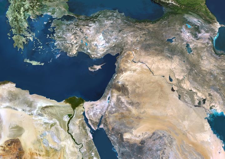 Ανατολική Μεσόγειος, αληθινή έγχρωμη δορυφορική εικόνα. Οι έρημοι (ανοιχτό καφέ) της Σαουδικής Αραβίας κυριαρχούν σε αυτήν την εικόνα. Ο Περσικός Κόλπος (πάνω δεξιά) και η Ερυθρά Θάλασσα (κάτω στο κέντρο) συνορεύουν με την Αραβική Χερσόνησο που έχει βουνά (σκούρο καφέ) στη δυτική ακτή της. Ο ποταμός Νείλος (κάτω κέντρο) έχει ένα δέλτα στην ακτή της Μεσογείου της Αιγύπτου, νότια του νησιού της Κύπρου. Η ακτή του Ισραήλ (πράσινη) είναι κάτω και δεξιά από την Κύπρο. Στην κορυφή, βουνά από το Ιράν (δεξιά) και την Τουρκία (αριστερά). Μια πράσινη περιοχή (άνω κέντρο) βρίσκεται στο Ιράκ. Αυτή η εικόνα συντάχθηκε από δεδομένα που αποκτήθηκαν από δορυφόρους LANDSAT 5 & 7., Εγγύς Ανατολή, True Color Satellite Image (Photo by Planet Observer/Universal Images Group via Getty Images)