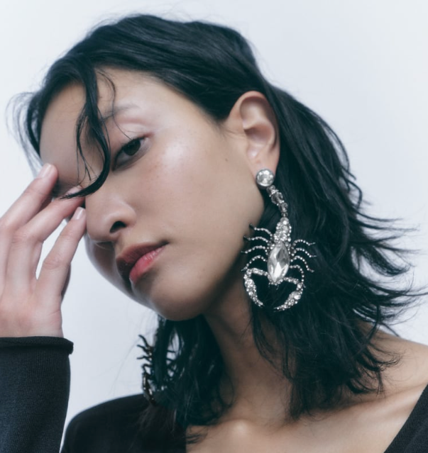 Los pendientes de escorpión de la colección de Halloween de Zara.