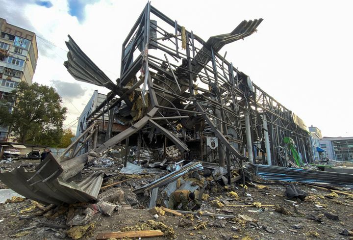 Ολοκληρωτική καταστροφή του κτιρίου που στέγαζε αντιπροσωπεία αυτοκινήτων στην Ζαπορίζια