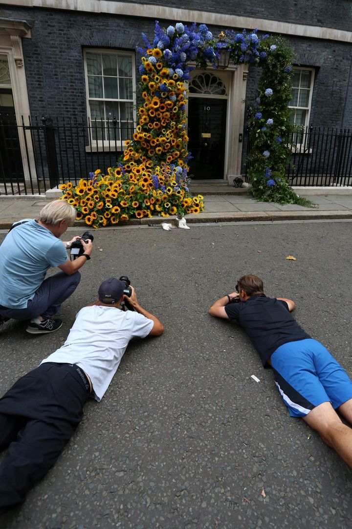 ラリーの写真を撮るために地面に腹這いになる写真家たち（2022年8月24日）