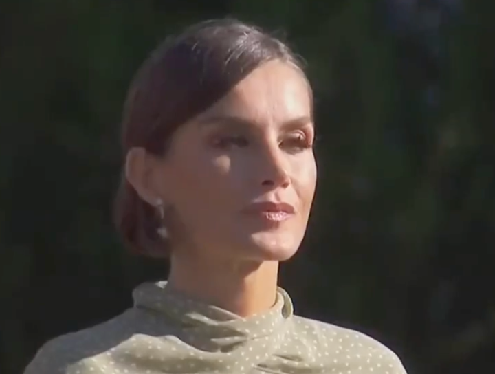 La reina Letizia, mientras sonaba el himno nacional.