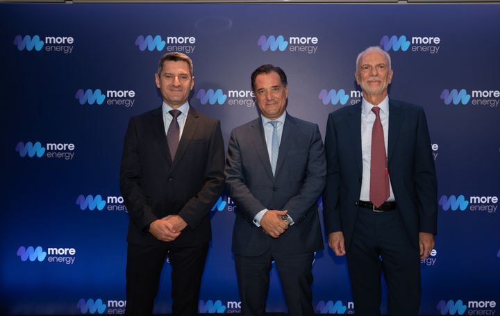 Από αριστερά προς δεξιά, ο Βίκτωρ Παπακωνσταντίνου, Γενικός Διευθυντής της MORE, ο Άδωνις Γεωργιάδης, Υπουργός Ανάπτυξης και Επενδύσεων και ο Πέτρος Τζαννετάκης, Αναπληρωτής Διευθύνων Σύμβουλος του Ομίλου Motor Oil.