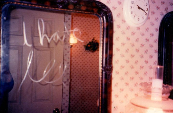 This message on the bathroom mirror, captured in a photo from Nov. 17, 1989, reads, "I hate Lee." 